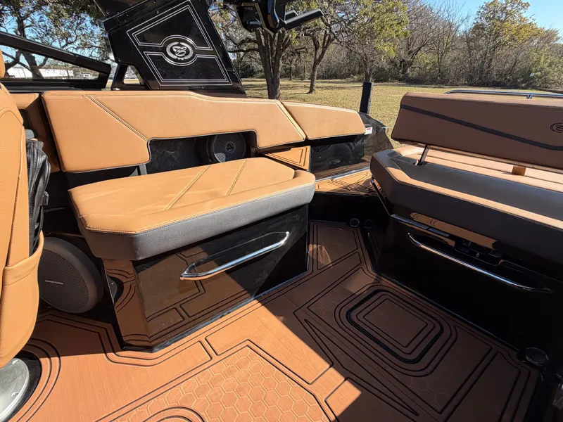 Slide: The Image of 2026 COBALT R6 SURF - Image 15 - 15