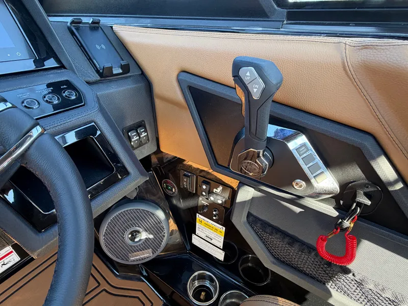 Slide: The Image of 2026 COBALT R6 SURF - Image 19 - 19