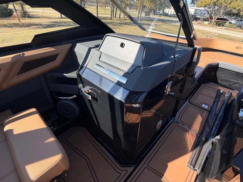 Slide: The Image of 2026 COBALT R6 SURF - Image 20 - 20