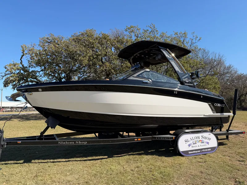 Slide: The Image of 2026 COBALT R6 SURF - Image 4 - 4