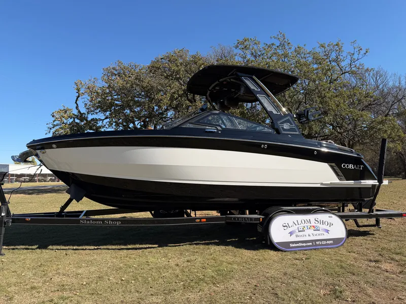 Slide: The Image of 2026 COBALT R6 SURF - Image 5 - 5