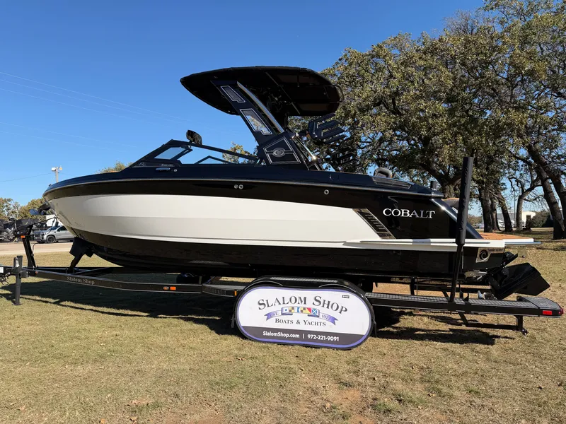 Slide: The Image of 2026 COBALT R6 SURF - Image 6 - 6