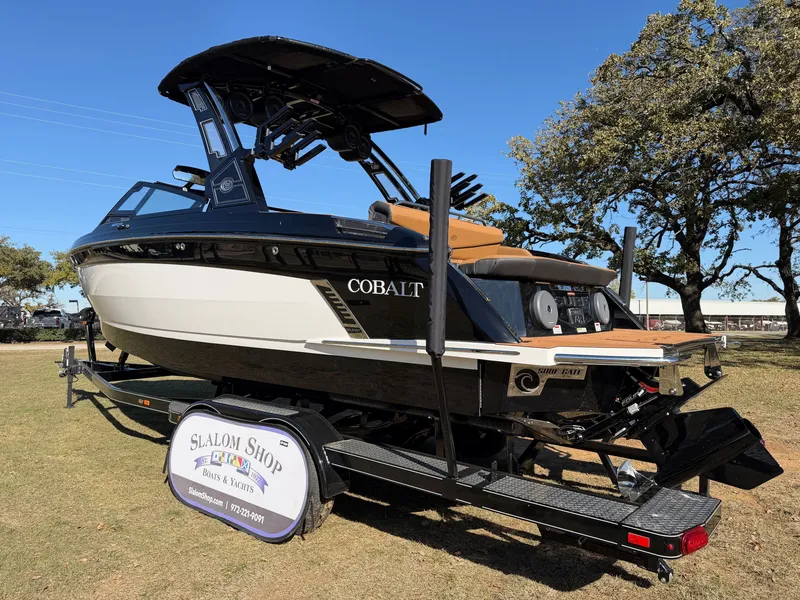 Slide: The Image of 2026 COBALT R6 SURF - Image 7 - 7