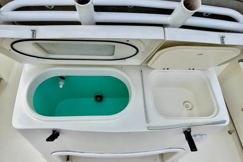 Slide: The Image of Livewell and storage compartments on a 2016 NauticStar 28 XS boat. - 37
