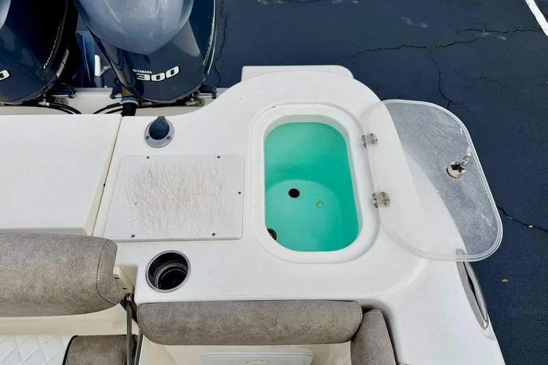 Slide: The Image of 2016 NauticStar 28 XS boat with Yamaha engines and open livewell. - 38