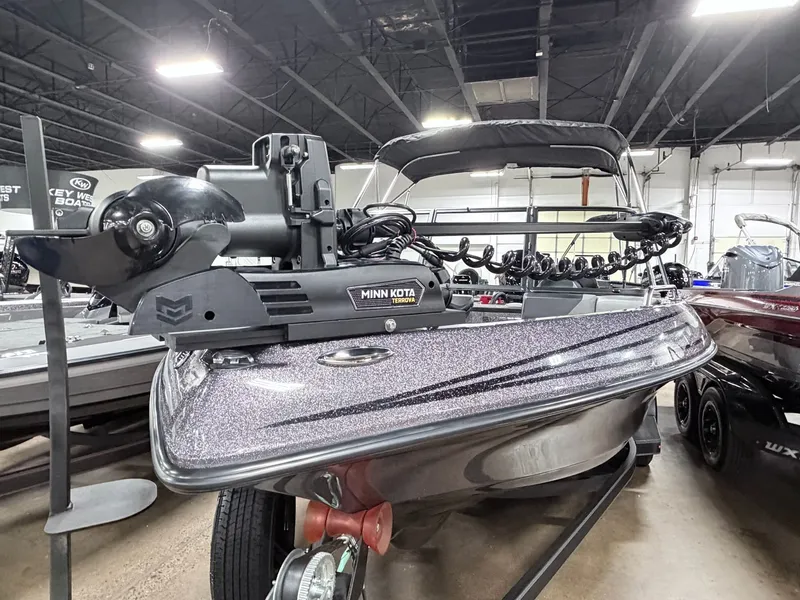 Slide: The Image of Skeeter Solera 205 2026 - 10