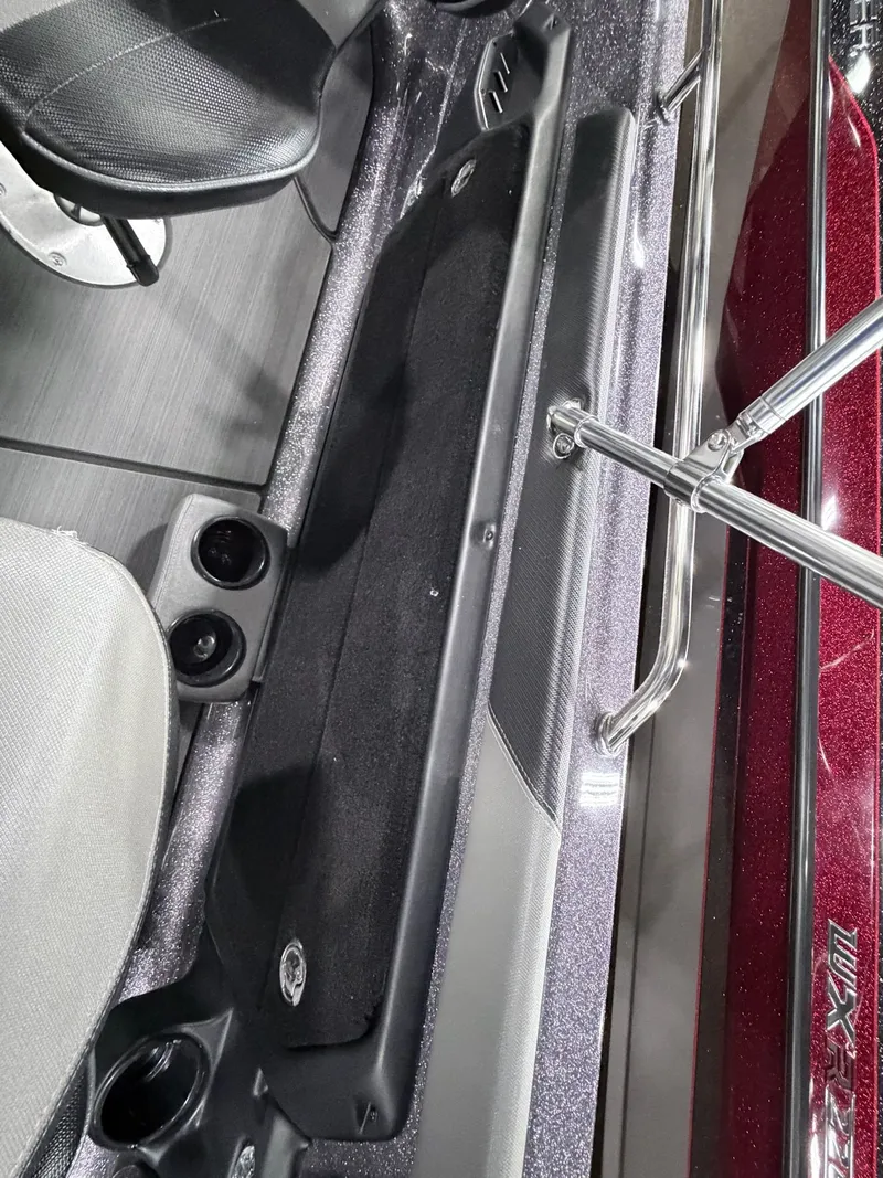 Slide: The Image of Skeeter Solera 205 2026 - 12