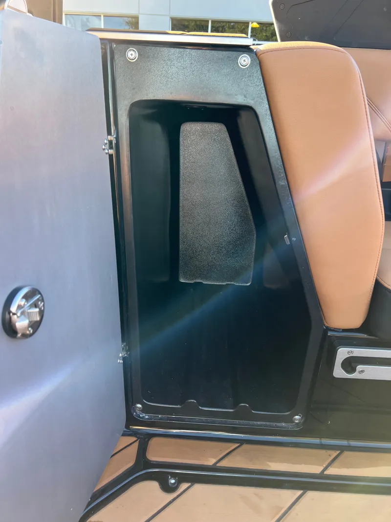 Slide: The Image of Malibu Wakesetter 25 LSV 2024 - 12