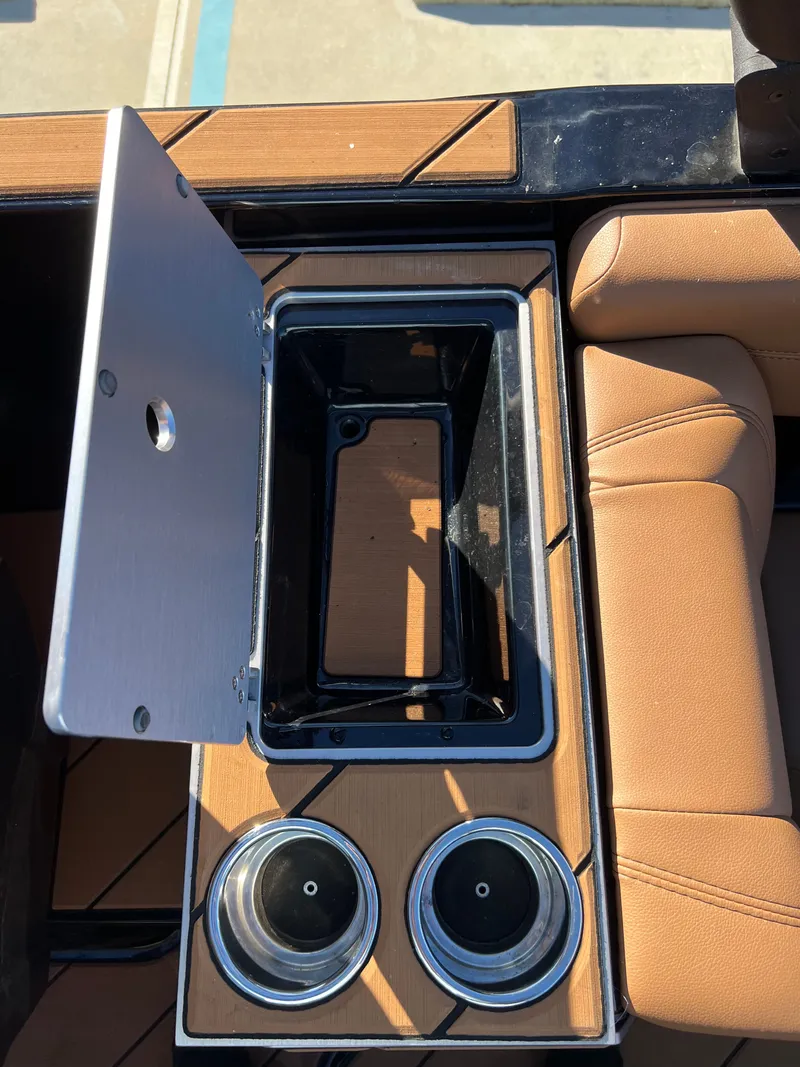 Slide: The Image of Malibu Wakesetter 25 LSV 2024 - 13