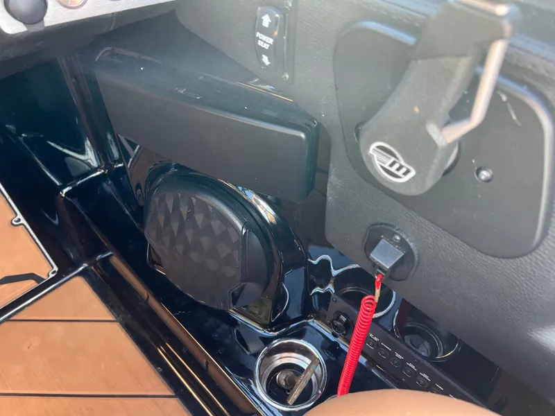 Slide: The Image of Malibu Wakesetter 25 LSV 2024 - 14