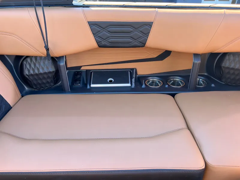 Slide: The Image of Malibu Wakesetter 25 LSV 2024 - 19