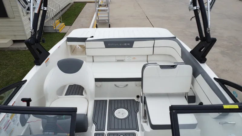 Slide: The Image of Bayliner VR5 2019 - 22