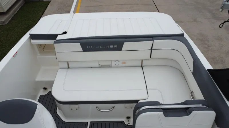 Slide: The Image of Bayliner VR5 2019 - 23