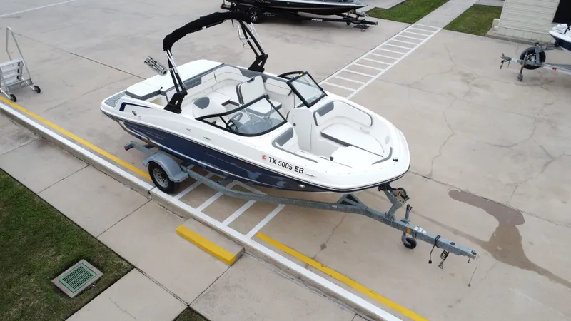 Slide: The Image of Bayliner VR5 2019 - 17
