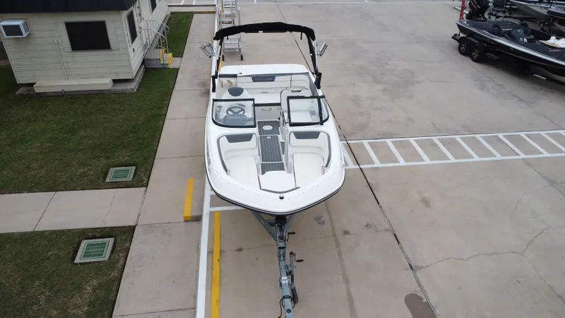 Slide: The Image of Bayliner VR5 2019 - 18