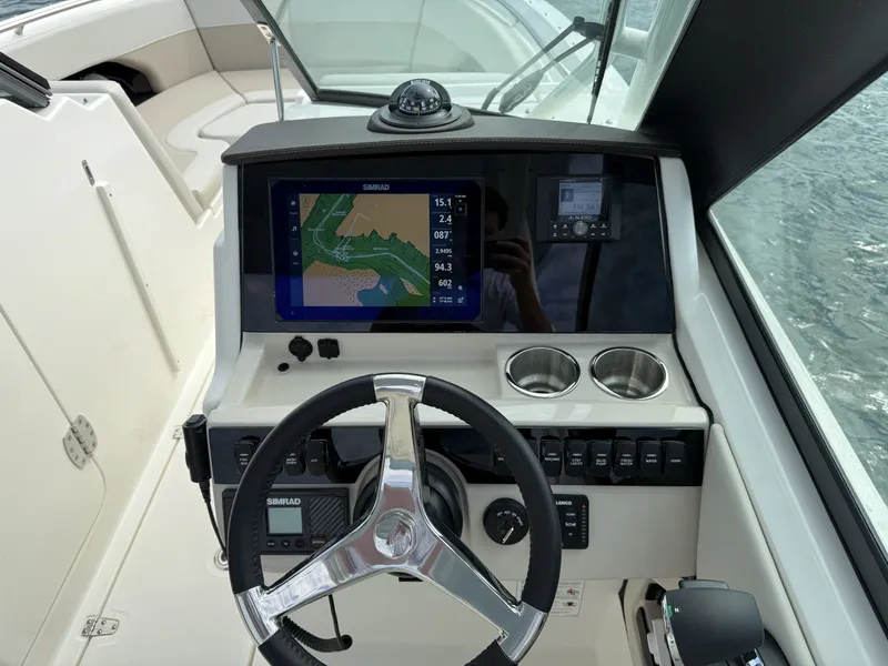 Slide: The Image of Boston Whaler 240 Vantage 2026 - 11