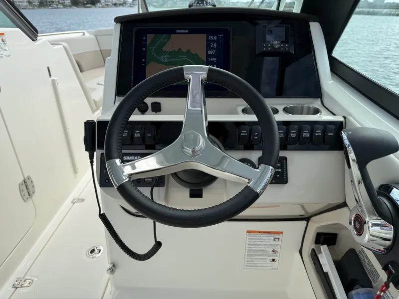 Slide: The Image of Boston Whaler 240 Vantage 2026 - 12