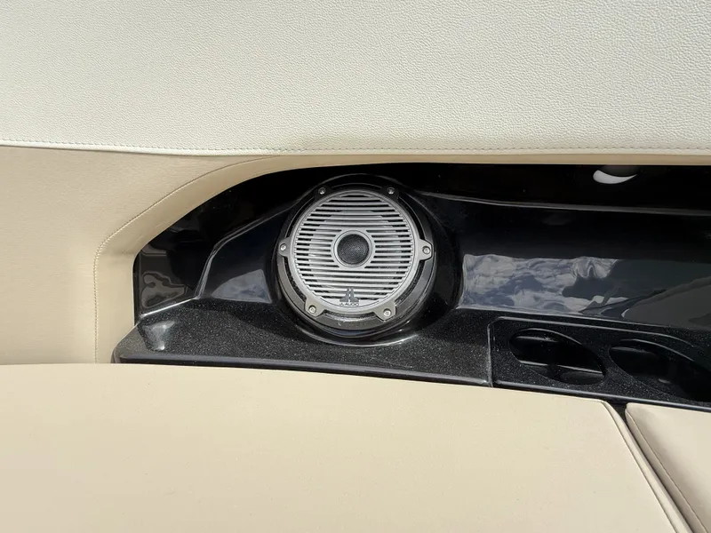 Slide: The Image of Boston Whaler 240 Vantage 2026 - 13