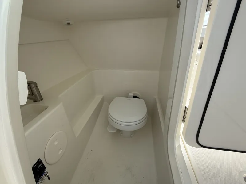 Slide: The Image of Boston Whaler 240 Vantage 2026 - 14