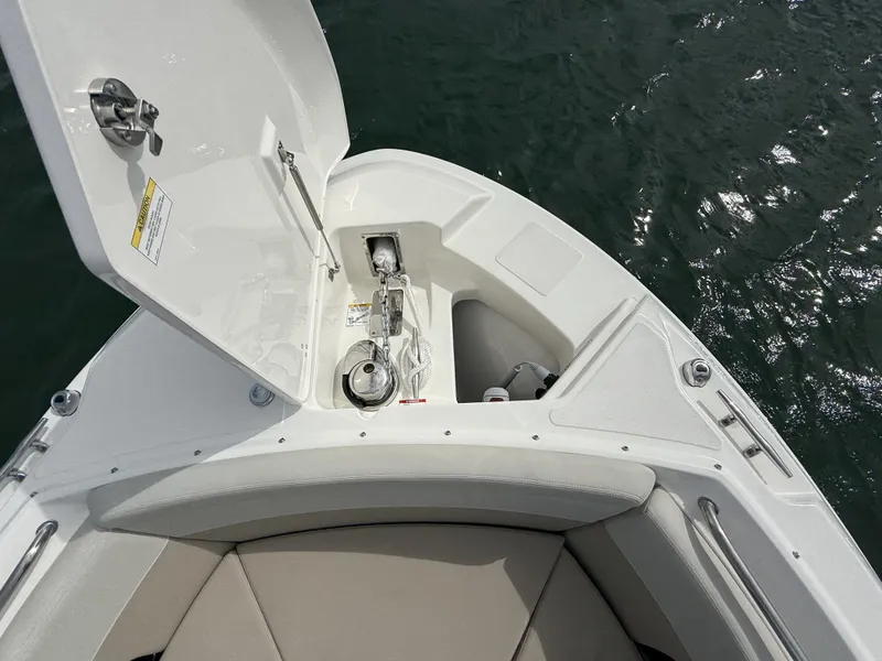 Slide: The Image of Boston Whaler 240 Vantage 2026 - 15