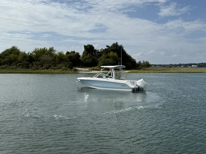 Slide: The Image of Boston Whaler 240 Vantage 2026 - 3
