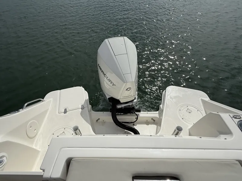 Slide: The Image of Boston Whaler 240 Vantage 2026 - 4