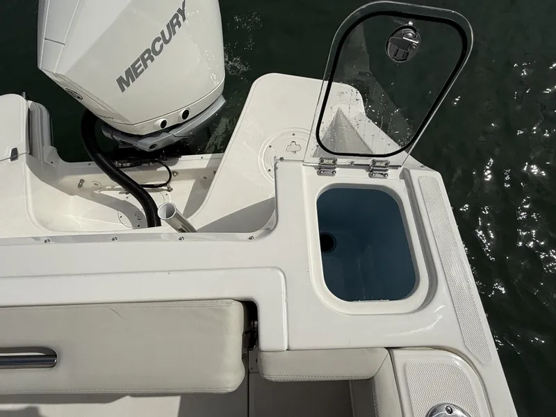 Slide: The Image of Boston Whaler 240 Vantage 2026 - 5