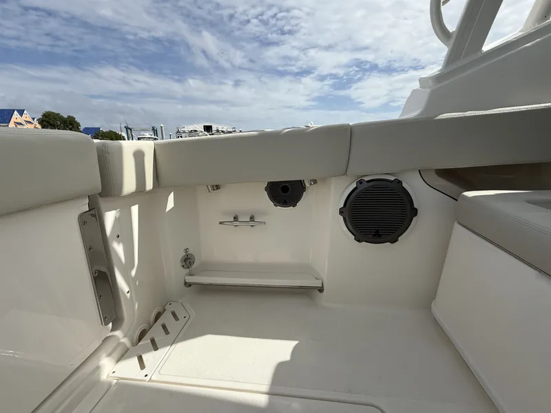 Slide: The Image of Boston Whaler 240 Vantage 2026 - 6