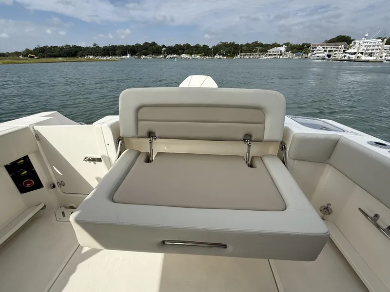 Slide: The Image of Boston Whaler 240 Vantage 2026 - 7