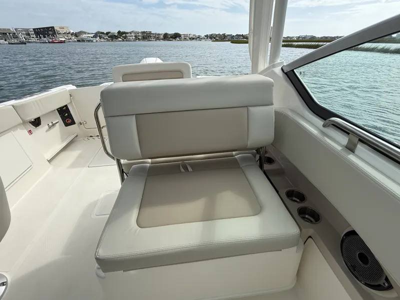Slide: The Image of Boston Whaler 240 Vantage 2026 - 8