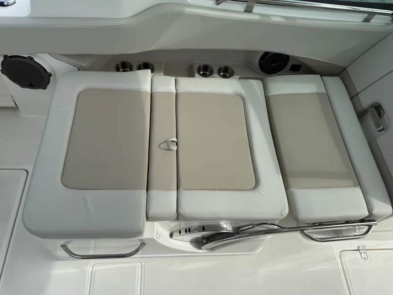 Slide: The Image of Boston Whaler 240 Vantage 2026 - 9