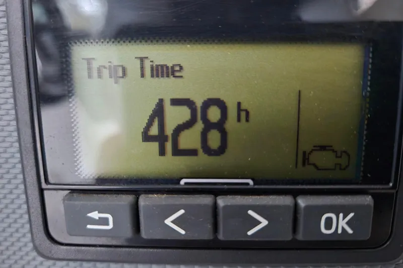 Slide: The Image of Cobalt R7 Surf 2020 trip time display showing 428 hours. - 19