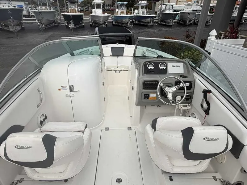 Slide: The Image of Robalo R207 Dual Console 2019 - 11