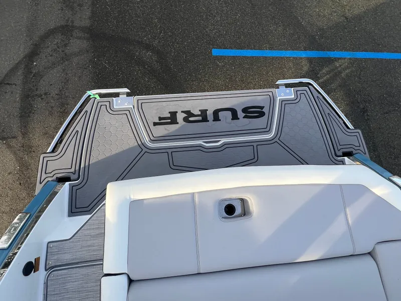 Slide: The Image of Cobalt R8 Surf 2023 - 10