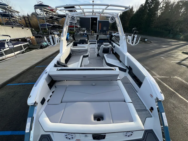 Slide: The Image of Cobalt R8 Surf 2023 - 11