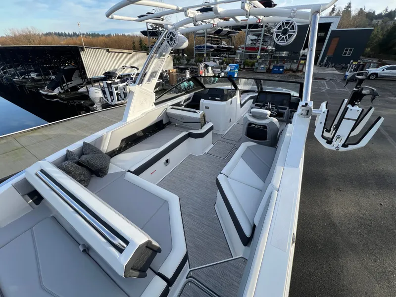 Slide: The Image of Cobalt R8 Surf 2023 - 12