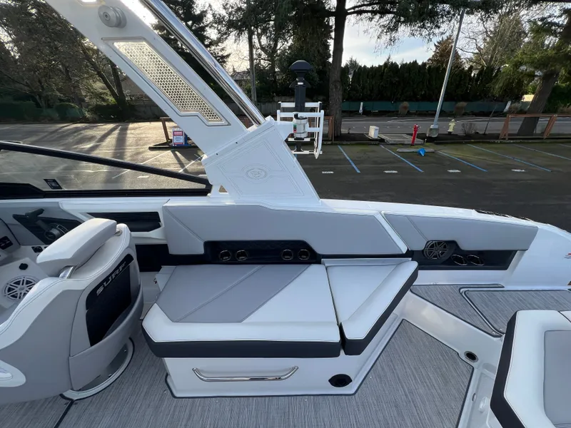 Slide: The Image of Cobalt R8 Surf 2023 - 13