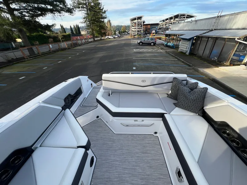 Slide: The Image of Cobalt R8 Surf 2023 - 14