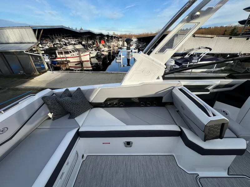 Slide: The Image of Cobalt R8 Surf 2023 - 15