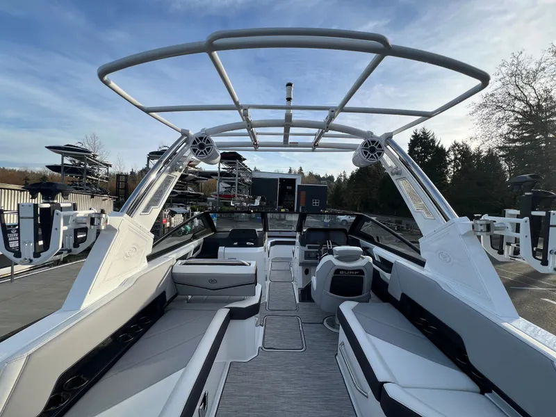 Slide: The Image of Cobalt R8 Surf 2023 - 16