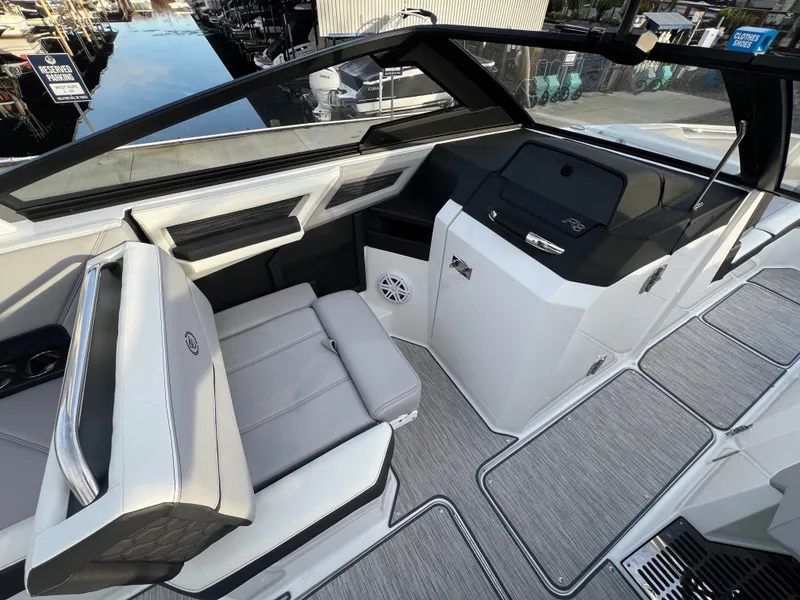 Slide: The Image of Cobalt R8 Surf 2023 - 18