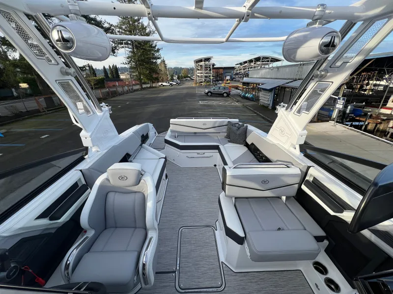 Slide: The Image of Cobalt R8 Surf 2023 - 22