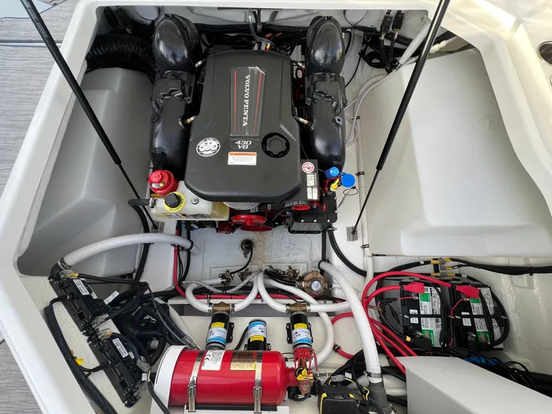 Slide: The Image of Cobalt R8 Surf 2023 - 25