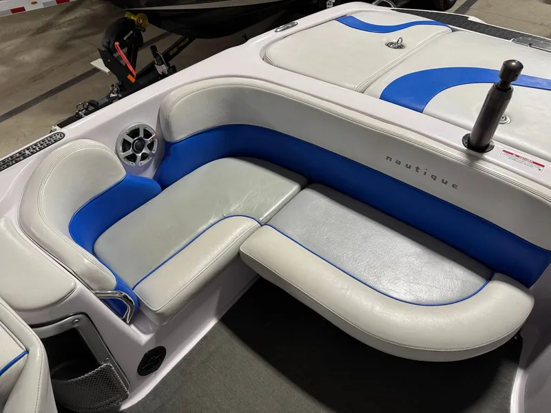 Slide: The Image of Nautique SV211 2006 - 14