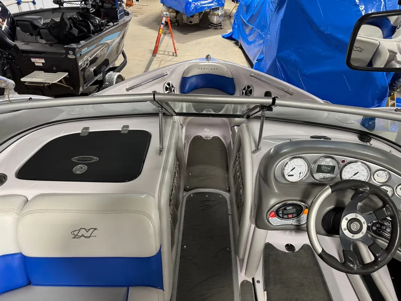 Slide: The Image of Nautique SV211 2006 - 18