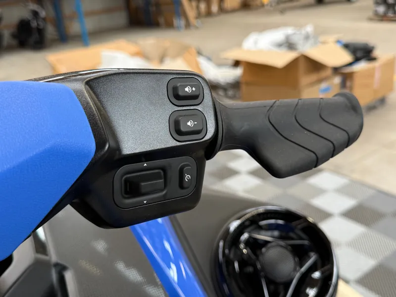 Slide: The Image of Sea-Doo Wake 170 BRP Premium Audio, iDF, iBR 2026 - 8