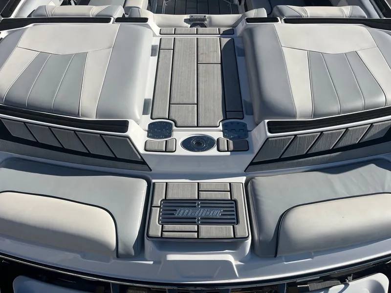 Slide: The Image of Malibu Wakesetter 23 MXZ 2020 - 15