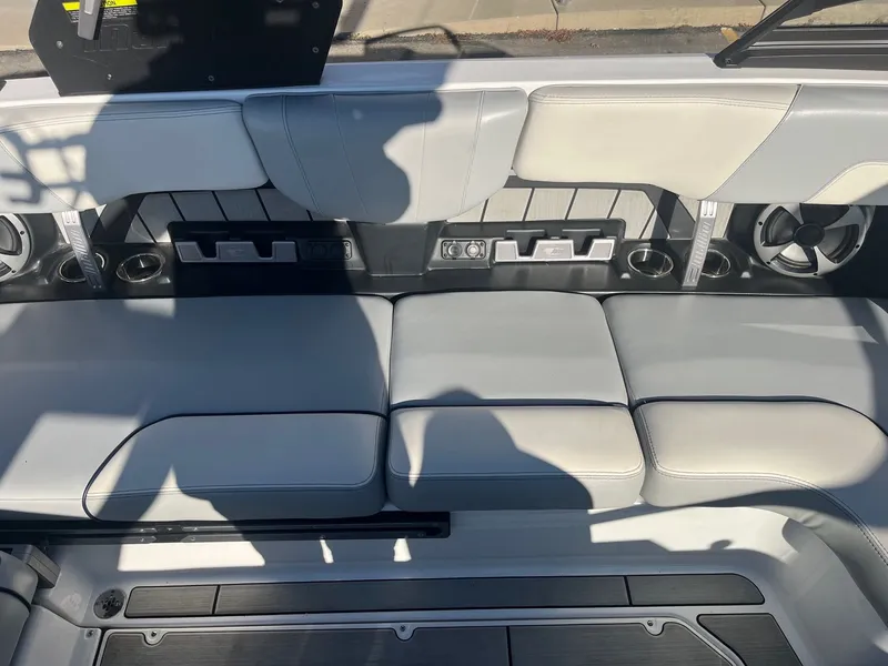 Slide: The Image of Malibu Wakesetter 23 MXZ 2020 - 24