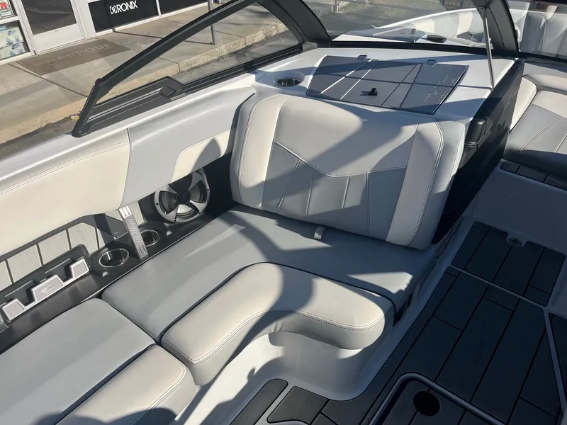 Slide: The Image of Malibu Wakesetter 23 MXZ 2020 - 25