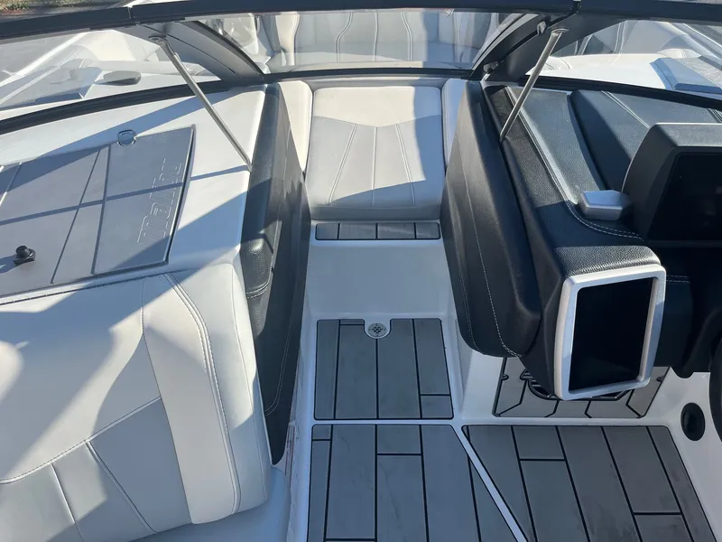 Slide: The Image of Malibu Wakesetter 23 MXZ 2020 - 29